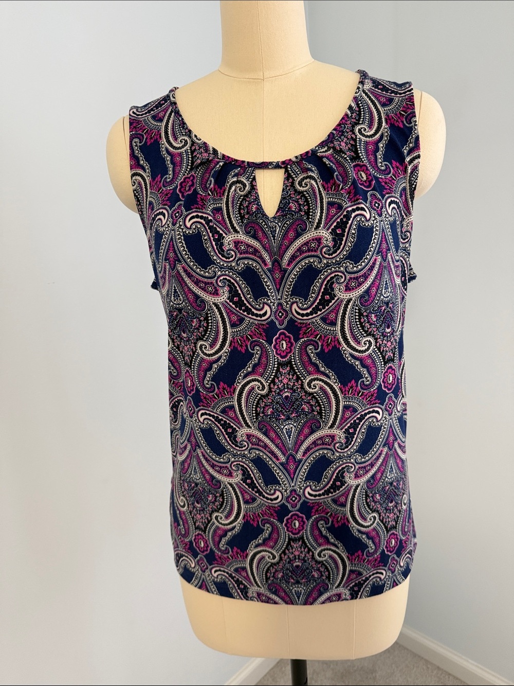 Ann Taylor Navy and Magenta Paisley Sleeveless Keyhole Top Size Med.